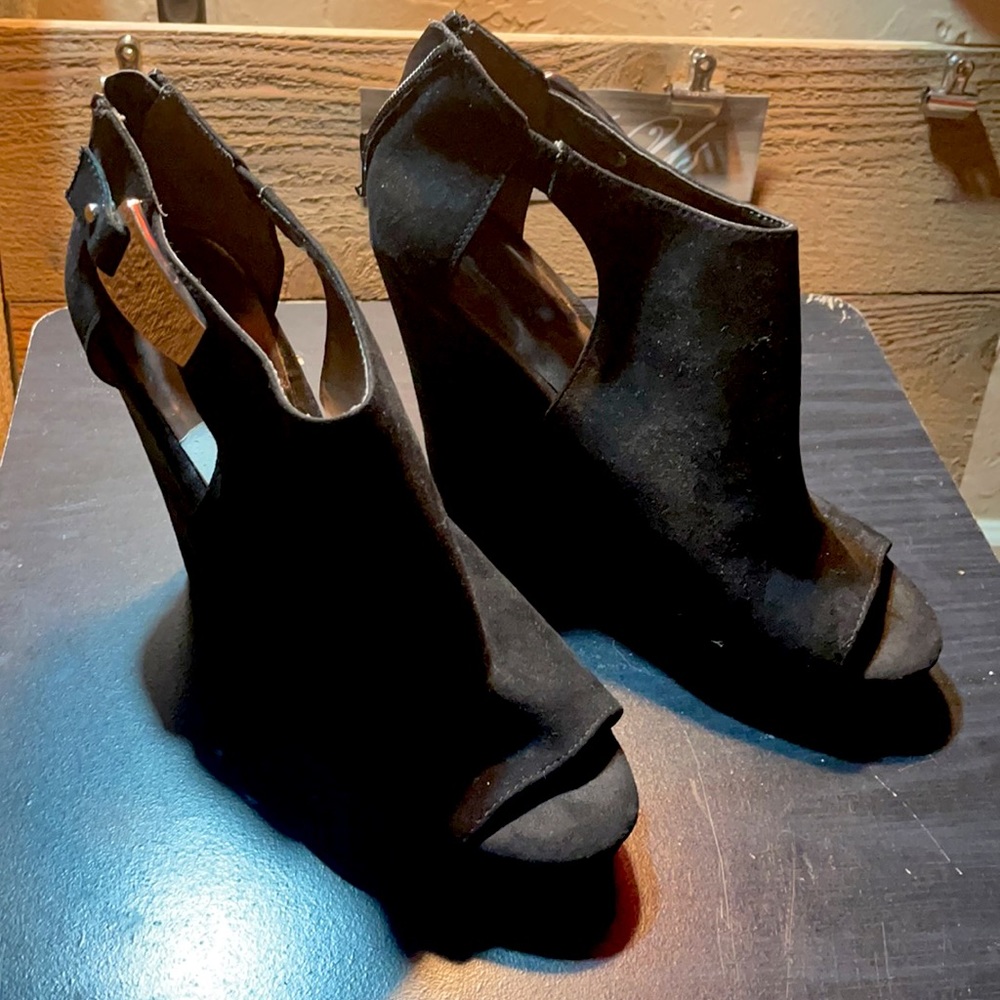 Carlos Santana suede wedges